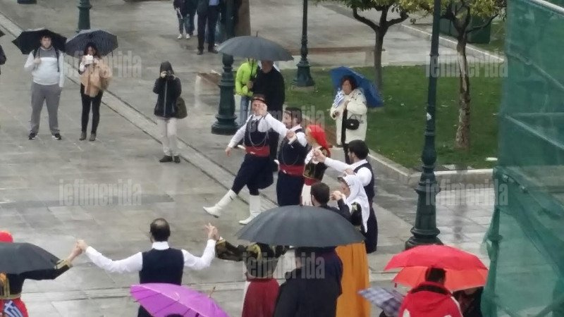 Κάνουν ζέσταμα στο Σύνταγμα τα χορευτικά συγκροτήματα -Μετά την παρέλαση θα αρχίσει το γλέντι [εικόνες] | iefimerida.gr 1