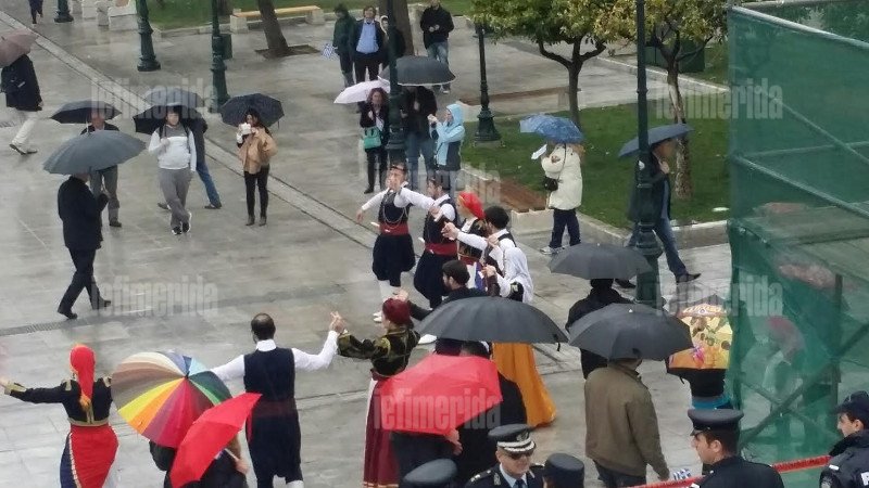Κάνουν ζέσταμα στο Σύνταγμα τα χορευτικά συγκροτήματα -Μετά την παρέλαση θα αρχίσει το γλέντι [εικόνες] | iefimerida.gr 2