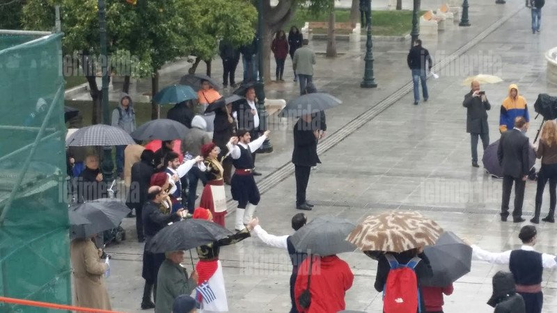 Κάνουν ζέσταμα στο Σύνταγμα τα χορευτικά συγκροτήματα -Μετά την παρέλαση θα αρχίσει το γλέντι [εικόνες] | iefimerida.gr 3