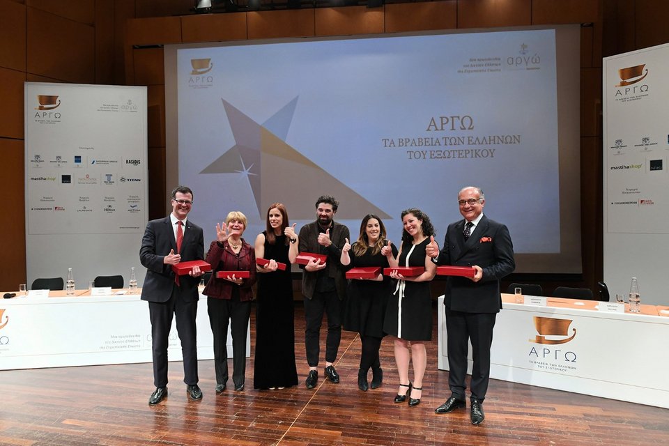 Οι βραβευθέντες επί σκηνής