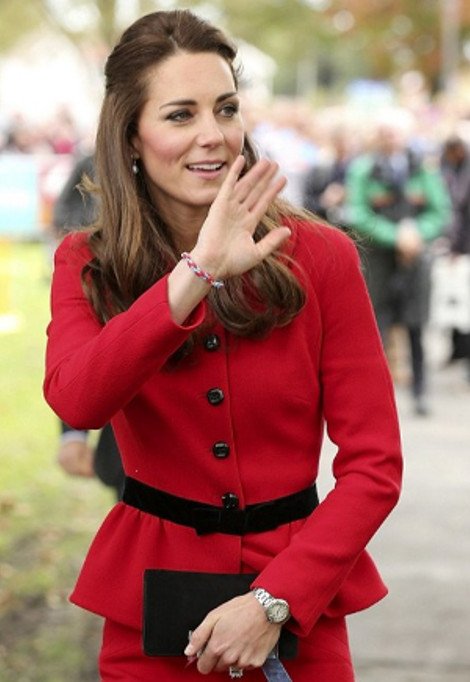 Η Daily Mail «κράζει» τους Μίντλετον: «Εκμεταλλεύονται τους πάντες, βγάζουν λεφτά από παντού -Η Κέιτ διαφημίζει ακόμη και τα τρελοβραχιολάκια τους» [εικόνες] | iefimerida.gr 5