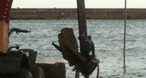  Η άγκυρα του πλοίου «Κρήτη ΙΙ» ξήλωσε βράχο στο λιμάνι των Χανίων [εικόνες] | iefimerida.gr 1