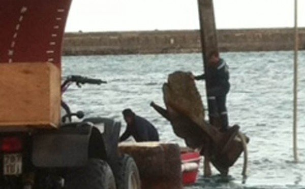  Η άγκυρα του πλοίου «Κρήτη ΙΙ» ξήλωσε βράχο στο λιμάνι των Χανίων [εικόνες] | iefimerida.gr 2