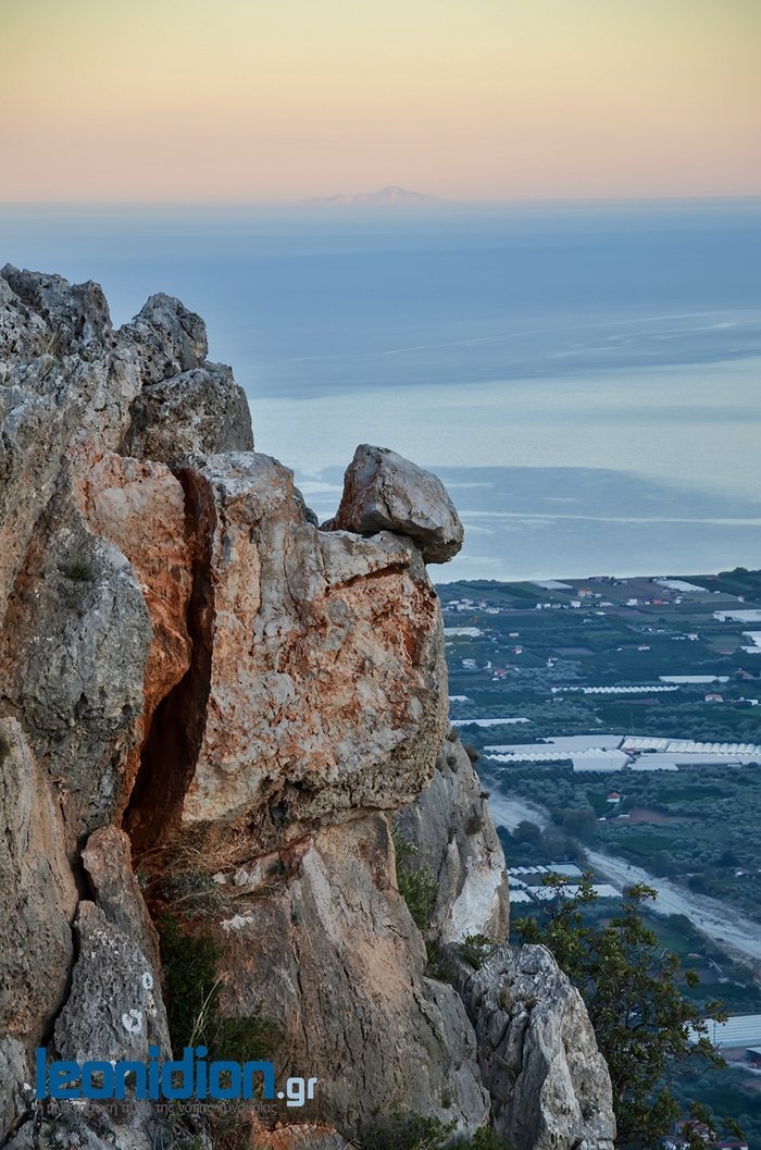 Ο βράχος που κρέμεται πάνω από τo Λεωνίδιο και «απειλεί» το χωριό [εικόνα] | iefimerida.gr 0