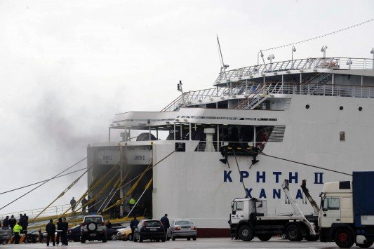  Η άγκυρα του πλοίου «Κρήτη ΙΙ» ξήλωσε βράχο στο λιμάνι των Χανίων [εικόνες] | iefimerida.gr 3