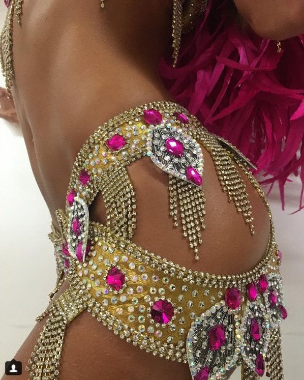 Αγγελάκι με το καλύτερο κορμί στον κόσμο, η Βραζιλιάνα που μάγεψε στην Τελετή Λήξης [εικόνες] | iefimerida.gr 2