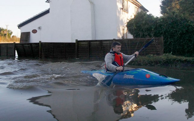 Στο έλεος της κακοκαιρίας Βρετανία και Ιρλανδία -Χριστούγεννα με πλημμύρες και θυελλώδεις ανέμους [εικόνες] | iefimerida.gr 6
