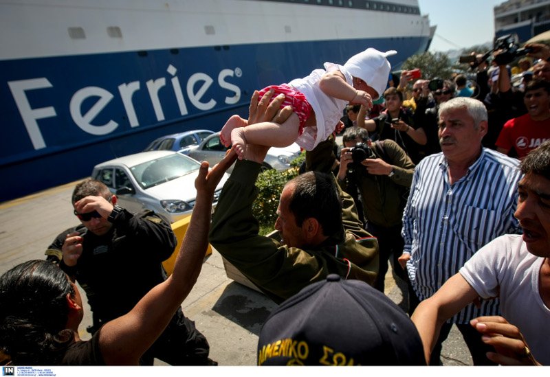 Η ιστορία του «βρέφους της οργής» -Ο πατέρας του απείλησε να το πετάξει στους λιμενικούς [εικόνες] | iefimerida.gr 0