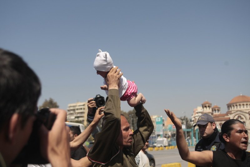 Η ιστορία του «βρέφους της οργής» -Ο πατέρας του απείλησε να το πετάξει στους λιμενικούς [εικόνες] | iefimerida.gr 9