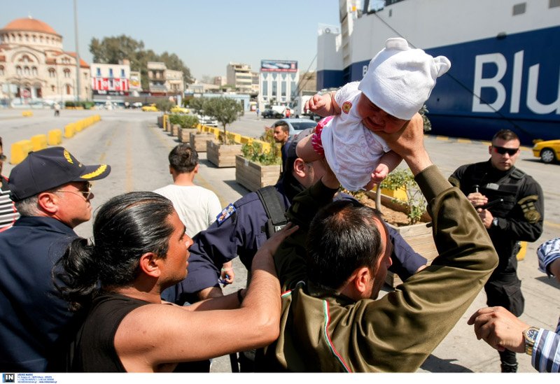 Η ιστορία του «βρέφους της οργής» -Ο πατέρας του απείλησε να το πετάξει στους λιμενικούς [εικόνες] | iefimerida.gr 1