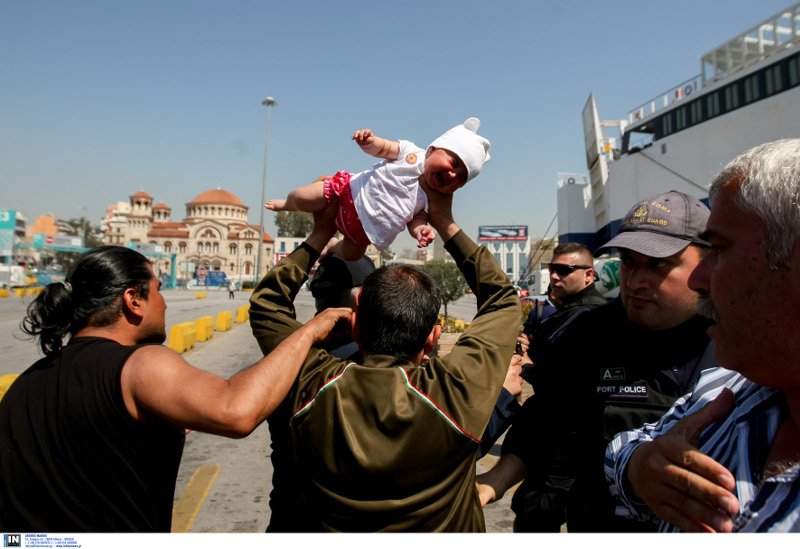 Η ιστορία του «βρέφους της οργής» -Ο πατέρας του απείλησε να το πετάξει στους λιμενικούς [εικόνες] | iefimerida.gr 2