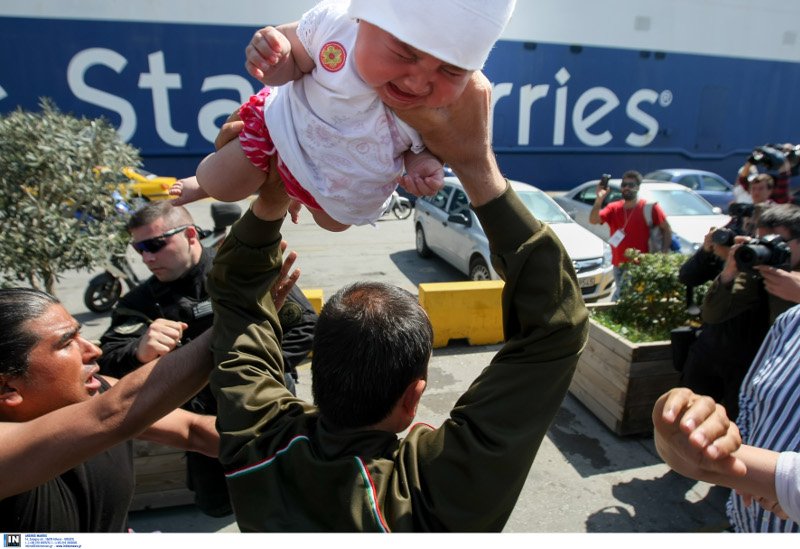 Η ιστορία του «βρέφους της οργής» -Ο πατέρας του απείλησε να το πετάξει στους λιμενικούς [εικόνες] | iefimerida.gr 3