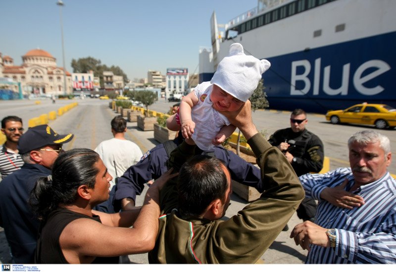Η ιστορία του «βρέφους της οργής» -Ο πατέρας του απείλησε να το πετάξει στους λιμενικούς [εικόνες] | iefimerida.gr 4