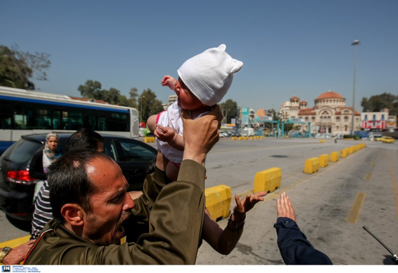 Η ιστορία του «βρέφους της οργής» -Ο πατέρας του απείλησε να το πετάξει στους λιμενικούς [εικόνες] | iefimerida.gr 5