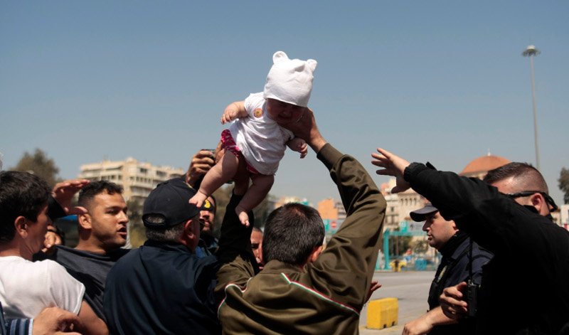 Η ιστορία του «βρέφους της οργής» -Ο πατέρας του απείλησε να το πετάξει στους λιμενικούς [εικόνες] | iefimerida.gr 6