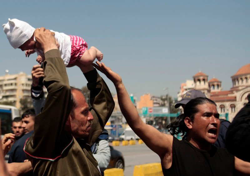 Η ιστορία του «βρέφους της οργής» -Ο πατέρας του απείλησε να το πετάξει στους λιμενικούς [εικόνες] | iefimerida.gr 7