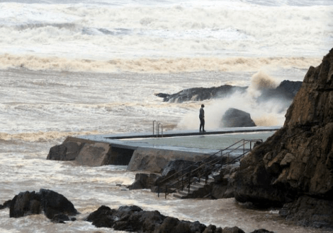 Ο πιο καλοντυμένος ηλίθιος της Βρετανίας: Ποζάρει με το κουστούμι μπροστά στην πλημμύρα και το πληρώνει [εικόνες] | iefimerida.gr 0
