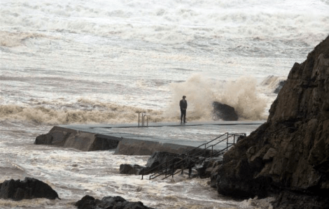 Ο πιο καλοντυμένος ηλίθιος της Βρετανίας: Ποζάρει με το κουστούμι μπροστά στην πλημμύρα και το πληρώνει [εικόνες] | iefimerida.gr 1