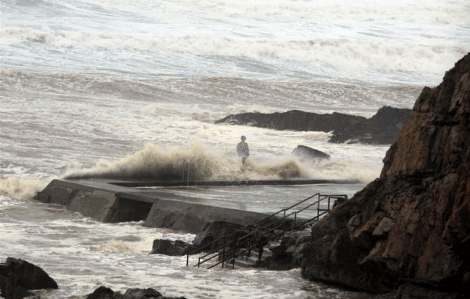 Ο πιο καλοντυμένος ηλίθιος της Βρετανίας: Ποζάρει με το κουστούμι μπροστά στην πλημμύρα και το πληρώνει [εικόνες] | iefimerida.gr 2