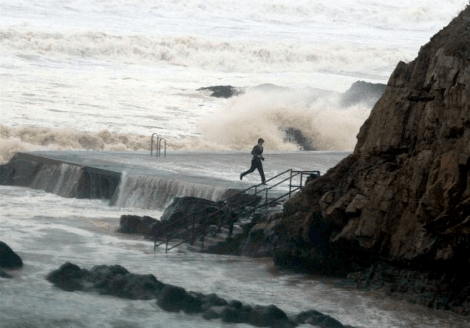 Ο πιο καλοντυμένος ηλίθιος της Βρετανίας: Ποζάρει με το κουστούμι μπροστά στην πλημμύρα και το πληρώνει [εικόνες] | iefimerida.gr 3