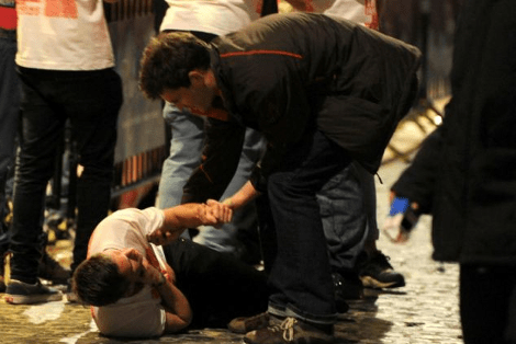 Οι νέοι της Βρετανίας δεν βάζουν μυαλό: Εξευτελιστικές σκηνές μεθυσιού στο έθιμο που αποκαλείται «μακελειό» [εικόνες] | iefimerida.gr 5