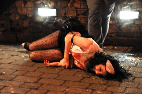 Οι νέοι της Βρετανίας δεν βάζουν μυαλό: Εξευτελιστικές σκηνές μεθυσιού στο έθιμο που αποκαλείται «μακελειό» [εικόνες] | iefimerida.gr 6