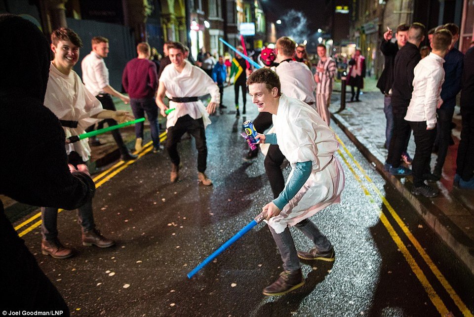 Βρετανοί εκτός ορίων ξανά: Μέθυσαν και οργίασαν στους δρόμους μετά τα Χριστούγεννα [εικόνες] | iefimerida.gr 0