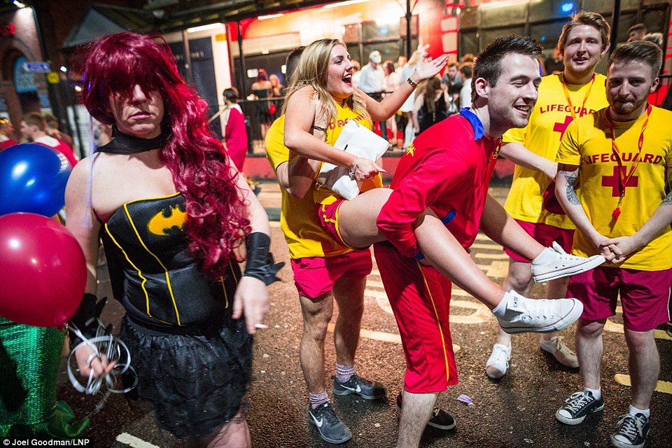 Βρετανοί εκτός ορίων ξανά: Μέθυσαν και οργίασαν στους δρόμους μετά τα Χριστούγεννα [εικόνες] | iefimerida.gr 1