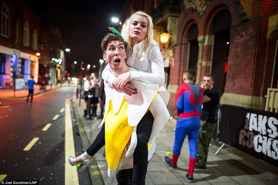 Βρετανοί εκτός ορίων ξανά: Μέθυσαν και οργίασαν στους δρόμους μετά τα Χριστούγεννα [εικόνες] | iefimerida.gr 10