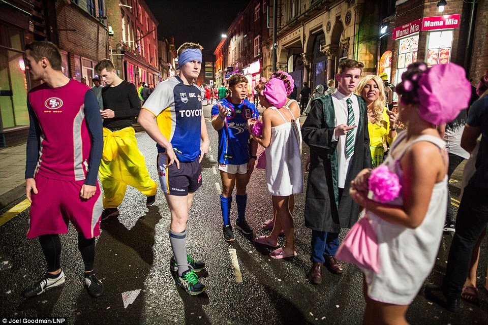 Βρετανοί εκτός ορίων ξανά: Μέθυσαν και οργίασαν στους δρόμους μετά τα Χριστούγεννα [εικόνες] | iefimerida.gr 13