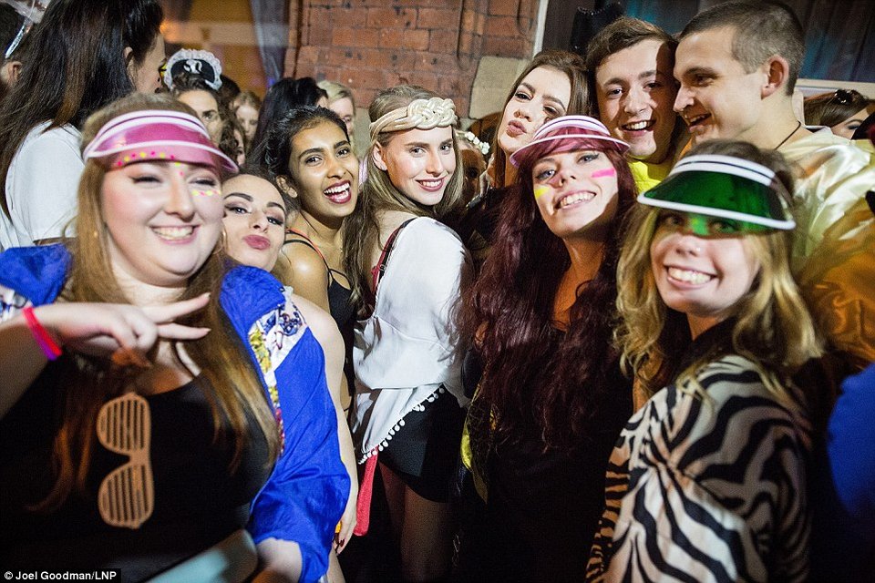 Βρετανοί εκτός ορίων ξανά: Μέθυσαν και οργίασαν στους δρόμους μετά τα Χριστούγεννα [εικόνες] | iefimerida.gr 14