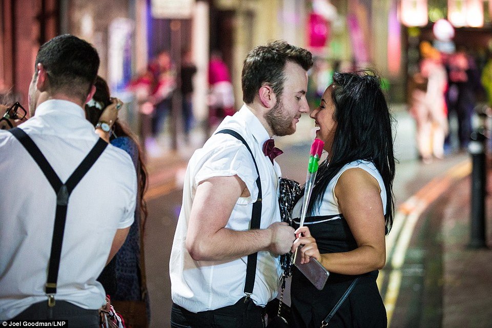 Βρετανοί εκτός ορίων ξανά: Μέθυσαν και οργίασαν στους δρόμους μετά τα Χριστούγεννα [εικόνες] | iefimerida.gr 15