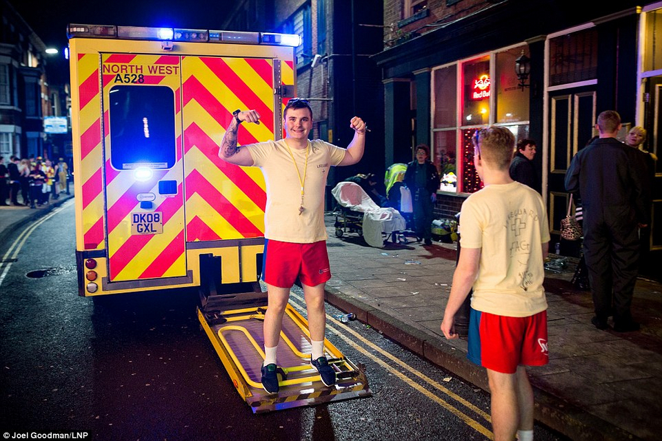 Βρετανοί εκτός ορίων ξανά: Μέθυσαν και οργίασαν στους δρόμους μετά τα Χριστούγεννα [εικόνες] | iefimerida.gr 16