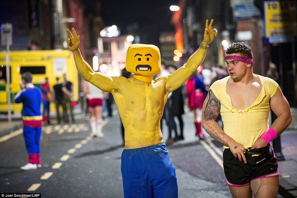 Βρετανοί εκτός ορίων ξανά: Μέθυσαν και οργίασαν στους δρόμους μετά τα Χριστούγεννα [εικόνες] | iefimerida.gr 2