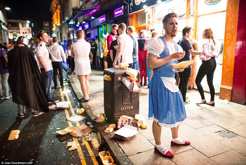 Βρετανοί εκτός ορίων ξανά: Μέθυσαν και οργίασαν στους δρόμους μετά τα Χριστούγεννα [εικόνες] | iefimerida.gr 17