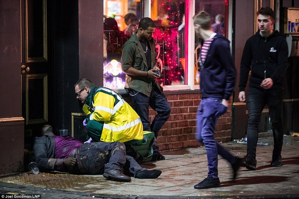 Βρετανοί εκτός ορίων ξανά: Μέθυσαν και οργίασαν στους δρόμους μετά τα Χριστούγεννα [εικόνες] | iefimerida.gr 18