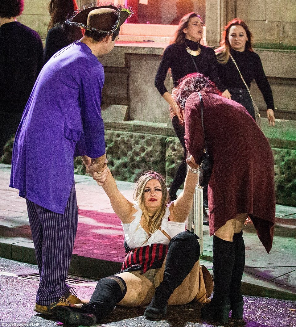 Βρετανοί εκτός ορίων ξανά: Μέθυσαν και οργίασαν στους δρόμους μετά τα Χριστούγεννα [εικόνες] | iefimerida.gr 19