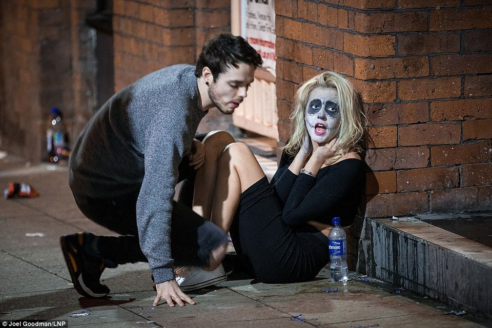 Βρετανοί εκτός ορίων ξανά: Μέθυσαν και οργίασαν στους δρόμους μετά τα Χριστούγεννα [εικόνες] | iefimerida.gr 20