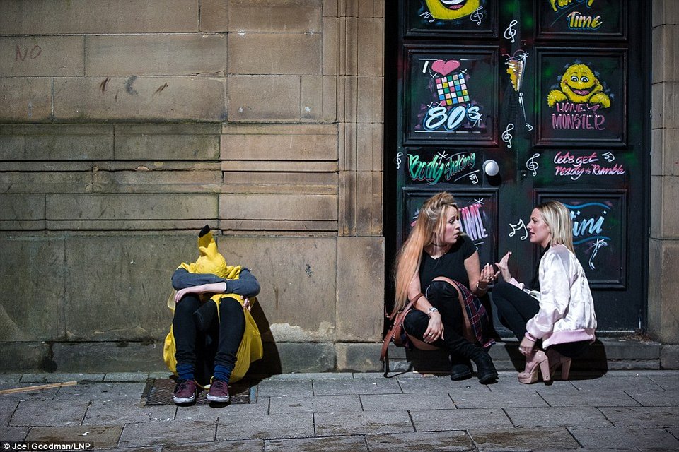 Βρετανοί εκτός ορίων ξανά: Μέθυσαν και οργίασαν στους δρόμους μετά τα Χριστούγεννα [εικόνες] | iefimerida.gr 21