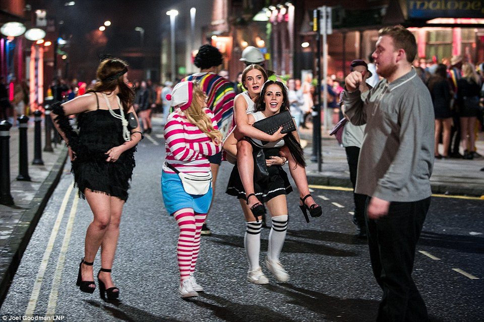 Βρετανοί εκτός ορίων ξανά: Μέθυσαν και οργίασαν στους δρόμους μετά τα Χριστούγεννα [εικόνες] | iefimerida.gr 3