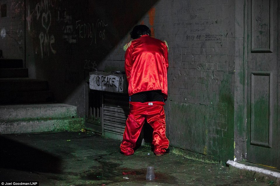 Βρετανοί εκτός ορίων ξανά: Μέθυσαν και οργίασαν στους δρόμους μετά τα Χριστούγεννα [εικόνες] | iefimerida.gr 22