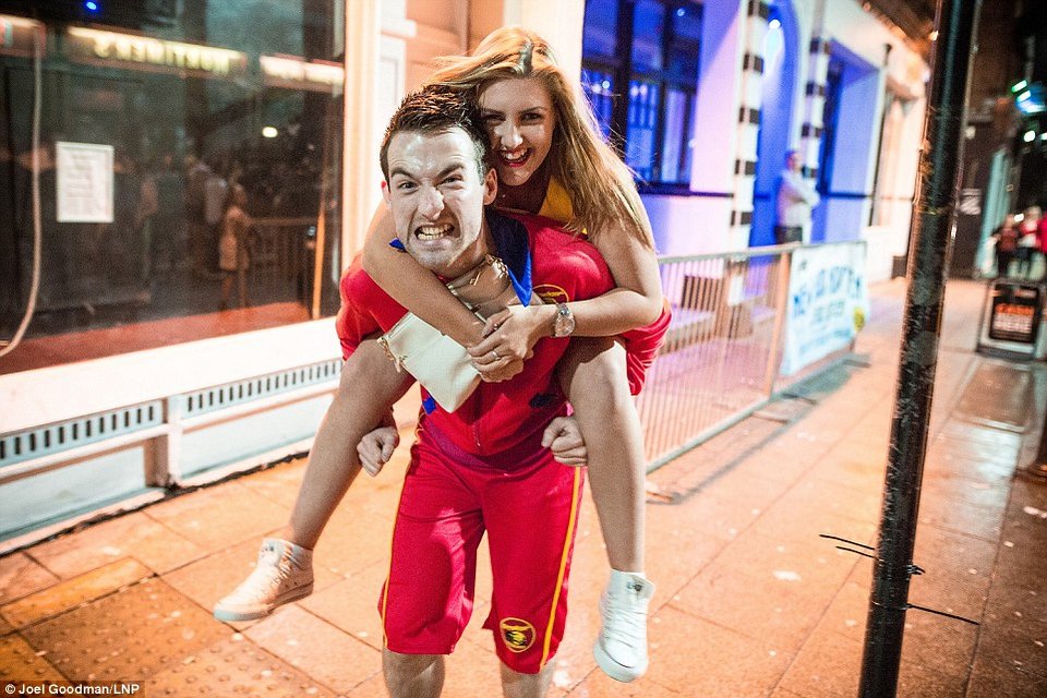 Βρετανοί εκτός ορίων ξανά: Μέθυσαν και οργίασαν στους δρόμους μετά τα Χριστούγεννα [εικόνες] | iefimerida.gr 4