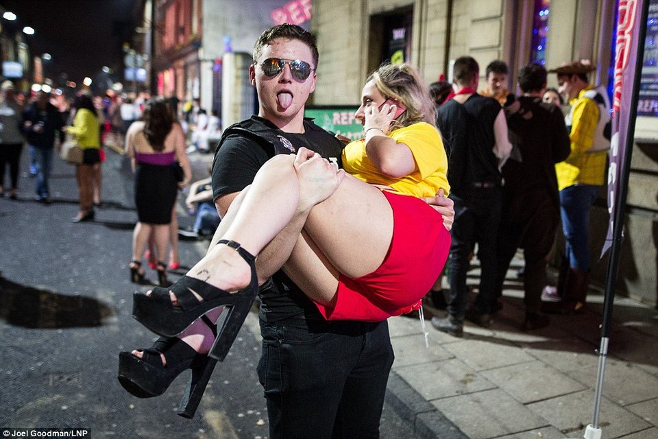 Βρετανοί εκτός ορίων ξανά: Μέθυσαν και οργίασαν στους δρόμους μετά τα Χριστούγεννα [εικόνες] | iefimerida.gr 5