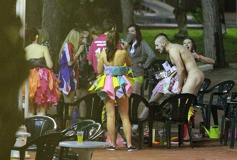 Οργια και ποτό μέχρι τελικής πτώσης από μασκαρεμένους Βρετανούς σε θέρετρο της Ισπανίας [εικόνες] | iefimerida.gr 0