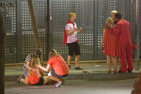 Οργια και ποτό μέχρι τελικής πτώσης από μασκαρεμένους Βρετανούς σε θέρετρο της Ισπανίας [εικόνες] | iefimerida.gr 9
