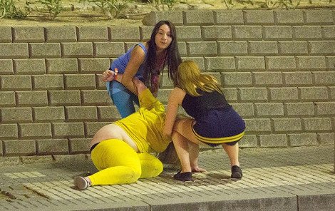 Οργια και ποτό μέχρι τελικής πτώσης από μασκαρεμένους Βρετανούς σε θέρετρο της Ισπανίας [εικόνες] | iefimerida.gr 11