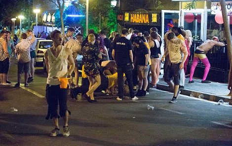 Οργια και ποτό μέχρι τελικής πτώσης από μασκαρεμένους Βρετανούς σε θέρετρο της Ισπανίας [εικόνες] | iefimerida.gr 1