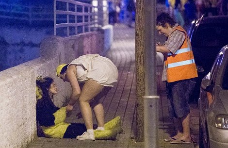 Οργια και ποτό μέχρι τελικής πτώσης από μασκαρεμένους Βρετανούς σε θέρετρο της Ισπανίας [εικόνες] | iefimerida.gr 2