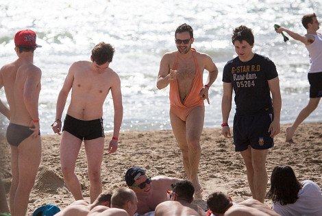Οργια και ποτό μέχρι τελικής πτώσης από μασκαρεμένους Βρετανούς σε θέρετρο της Ισπανίας [εικόνες] | iefimerida.gr 5
