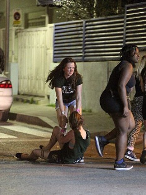 Οργια και ποτό μέχρι τελικής πτώσης από μασκαρεμένους Βρετανούς σε θέρετρο της Ισπανίας [εικόνες] | iefimerida.gr 7